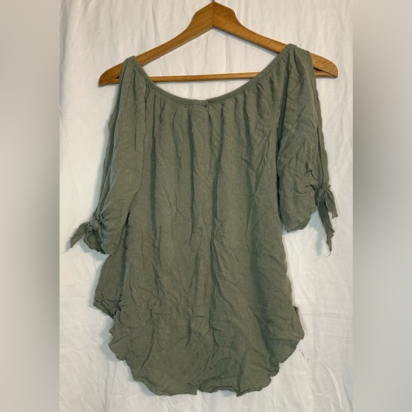 Rue 21 Women’s Green Top Size Small - Picture 6 of 7